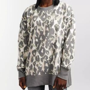 The Buckle BKE Womens Medium Cheetah Leopard Oversized Crewneck Sweatshirt